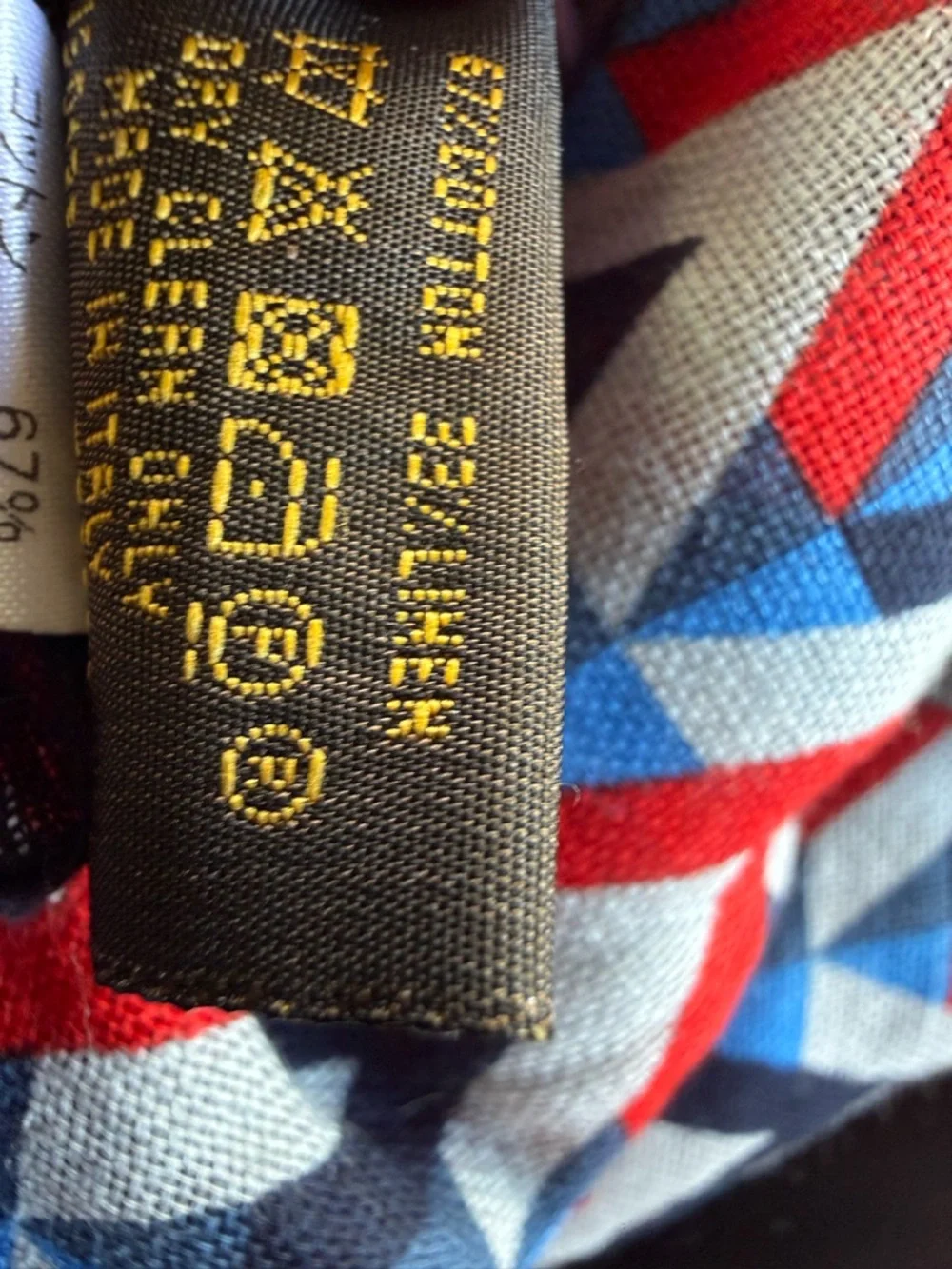 Excellent Condition Louis Vuitton Lightweight Shawl in Blue, Red, White w/ COA - Picture 7 of 8